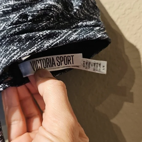 Victoria's Secret Sport Black and White Strappy Sports Bra Size Large - Picture 2 of 3
